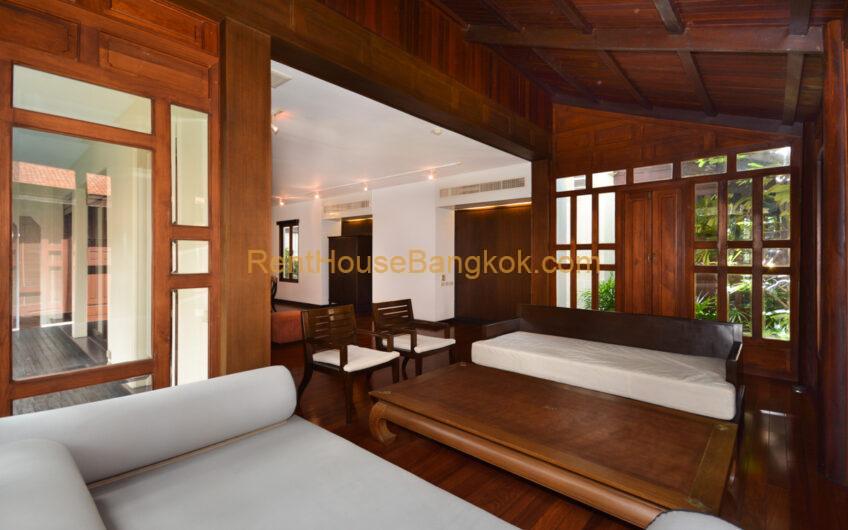 Thai Style House with Private Pool Ekkamai