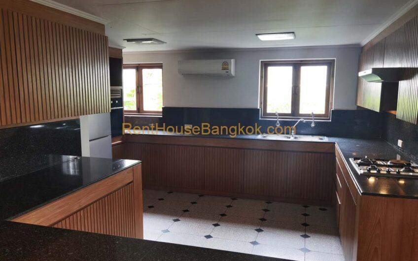 Thai-Style 3 Bedroom House with private pool Phrom Phong